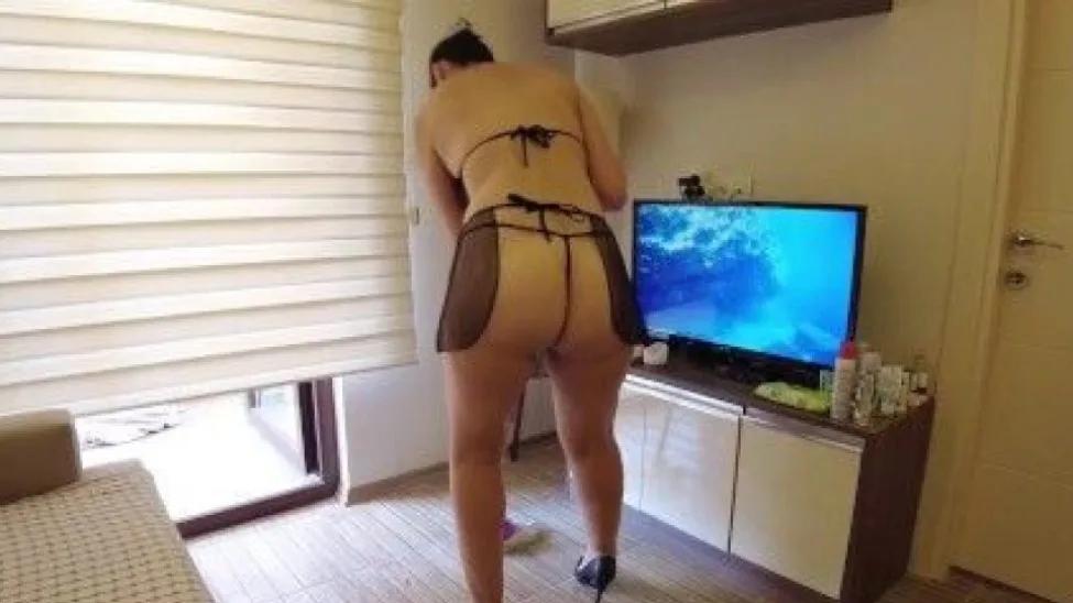 Büyük Götlü Seksi Güzel Mira Eline Aldığı Siki İyice Sıvazlayıp Bir Anda Üstüne Oturuyor