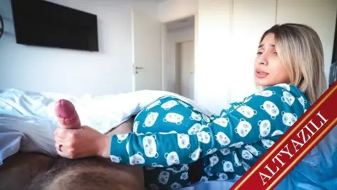 Çıtır Orospu Otel Odasında Kendini Tatmin Ederken Görevli Tarafından Basılıyor